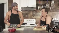 Jouer Le cuisinier lié aux muscles montre Speedos: une parodie porno