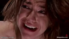 Jouer Bondage Lesbiens Aiden Starr et Bianca Stone dans un gode anal intense