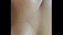 Redă Jocul solo al soției busty cu țâțele ei fermecătoare: o încântare de masturbare