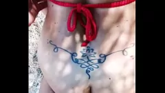 Afspelen Curvy volwassen vrouw op zoek naar lul om op het strand te zuigen