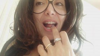 Riproduci Videochatta con una donna rumena che mostra gratuitamente la sua figa e le sue tette in rete