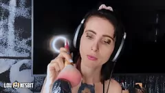 Redă German Sissy ASMR cu Femdom Lou Nesbit și Lia Louise