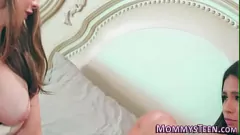 Redă Mama vitregă lesbiană inițiată fiica vitregă a adolescenței în lumea plăcerii senzuale