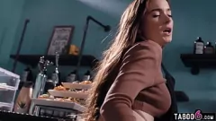 Odtwórz Lesbijka baristów Hazel Moore i Lily Castro's Shameless Work Romp