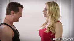 Abspielen Buxom Blonde Briana Banks macht eine Hardcore -Schwanzfahrt
