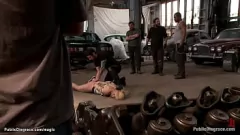 Abspielen Hardcore-Bondage in der Öffentlichkeit: Der blonde Dylan Ryan Deepthroats Tommy Pistol