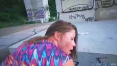 Abspielen Eine brünette Eurobabe in Dessous gibt vor wildem Sex im Freien einen intensiven POV-Blowjob