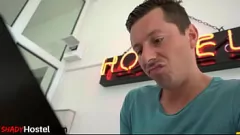 تشغيل امرأة سمراء أوروبية من النزل تحصل على مؤخرتها الدائرية المنحنية وأكل كسها من قبل زميلتها في الغرفة