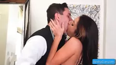 Odtwórz Zobacz, jak oszałamiająca brunetka, mamuśka, gwiazda porno Silvia Saige zostaje wylizana w swoje duże piersi i mokrą cipkę, podczas gdy ona ssie wielkiego białego kutasa w swojej seksownej bieliźnie.