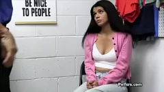 Reproducir La cámara espía furtiva de la oficina captura a una adolescente latina siendo follada duro después de una búsqueda sospechosa de cavidades