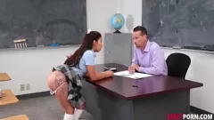 Reproduzir Jasmine Summers em uma cena de uniforme fumegante: Garganta profunda com paus grandes e lambendo buceta com entusiasmo