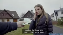 Riproduci Una curiosa milf mora con i tatuaggi viene rimorchiata e fa un pompino strabiliante a un cazzo enorme in pubblico