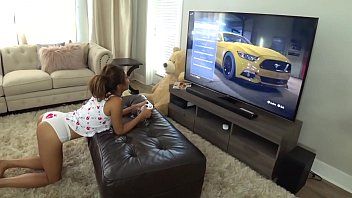 Abspielen Wenn sie frei von der Arbeit ist, bleibt sie zu Hause und spielt und spielt dann mit Fotzen