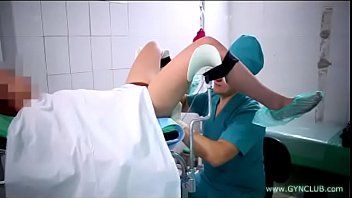 Abspielen Rumänische xnxx-Filme erregen sie in der Muschi mit einem xnxx-Vibrator im Büro