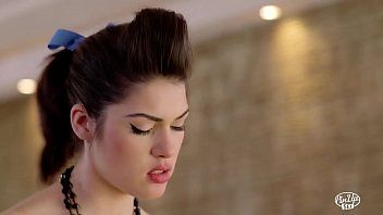 Jouer Élégante jeune femme baisée par un vrai homme