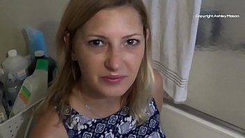 Redă Mami ramane cu sperma in pizdulice dupa ce face sex