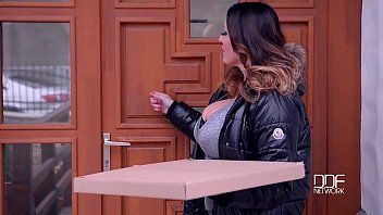 Odtwórz Pochodzi z wojska i pieprzy ją w dupę xnxx z tłuszczem, który przychodzi z pizzą, aby uprawiać seks