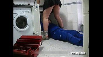 تشغيل فاتنة مع الحمار كبيرة استغل من قبل سباك على الأرض
