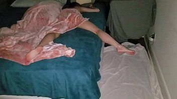Afspelen Neuken met een tiener uit het platteland, geneukt tijdens het slapen