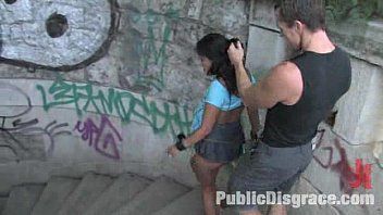 Redă Un cuplu pervers face sex in public
