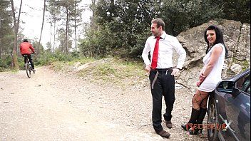 Reproducir Un ciclista los atrapa cuando tienen sexo en la montaña