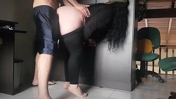 Abspielen Brünette Nymphomanin hat sehr harten Sex im Arsch