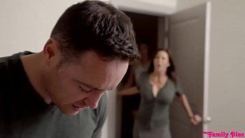 Reproducir Atrapado en su polla desnuda y follado por su madre y su hermana