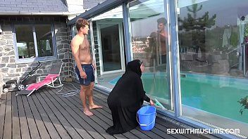 Play Sex with the arab woman doing blowjob in the pool 2018