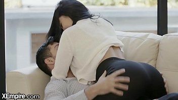 تشغيل xnxx مع امرأة عذراء تمارس الجنس بعد كأس من النبيذ