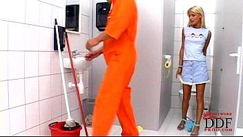Reproduzir Ele é contratado como lavador de pisos, mas tem um boquete sexy