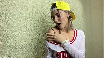 Jouer Eva elfie suce une sucette mais aussi le pénis du plus bel homme