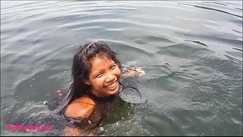 Riproduci Fa un bagno in mare e dopo aver succhiato e il suo pene