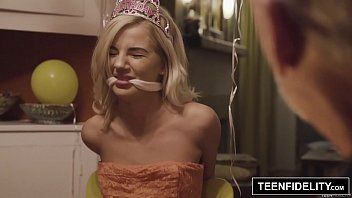 Play It bends into the penis after being beaten and held tightly
