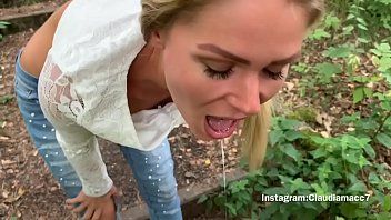 Reproduzir A loira xxxoasa está esperando sua prima chegar em pahardcoree para lamber um pouco o pênis