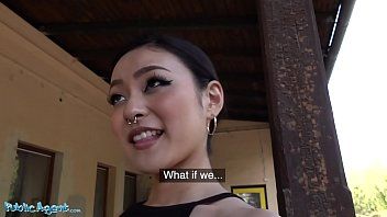 Abspielen Er provoziert einen kleinen Asiaten in xxx