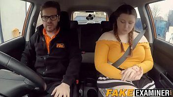 Afspelen Een vet dringt zijn kleine auto binnen