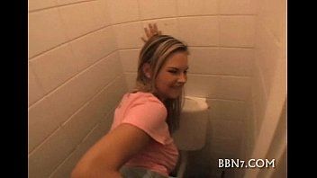 Reproducir Xnxx con una rubia penetrada en el baño de pie