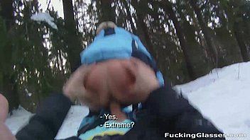 Abspielen Porno im Schnee mit einer toten Blondine nach dem Penis