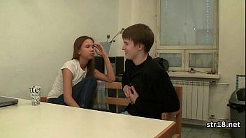 Odtwórz Dwoje dzieci zakochuje się w xxx