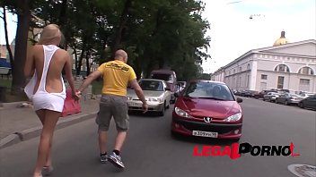 Redă Blonda penetrata de un chelios pervers