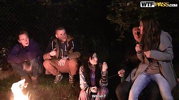 Redă Xxx in pahardcoree la un foc de tabara cu multe parteneriri