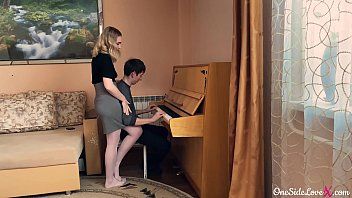 Afspelen Haar babe speelt piano en zorgt ervoor dat haar partner seks wil hebben