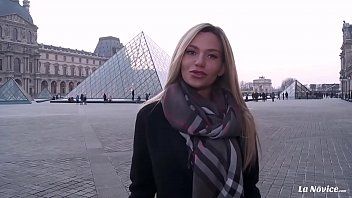 Jouer Ado cornée aux formes chaudes baisée dans une chatte serrée