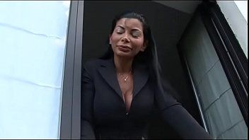 تشغيل يمارس الجنس العاري كس الدهون في الحمام