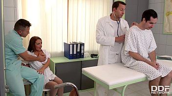 Redă Dominica o infirmiera tarfa xxx in cabinet cu doctor si infirmier