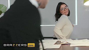 Play Xxx at work with the boss who wants to penetrate the new employee in the ass
