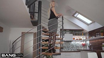 Redă Blonda hot danseaza dezbracata si face sex pentru bani