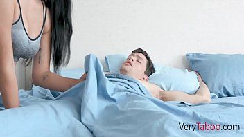 Reproducir Ella tiene una polla peluda y una morena cachonda y sexo oral como les encanta