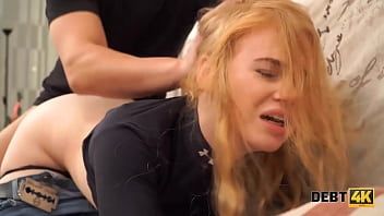 تشغيل المرأة ليس لديها نقود لدفع دين وبدلاً من المال يجب أن أمارس الجنس