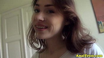 تشغيل صديقة مقتنعة من قبل الرجل بممارسة الجنس في المؤخرة